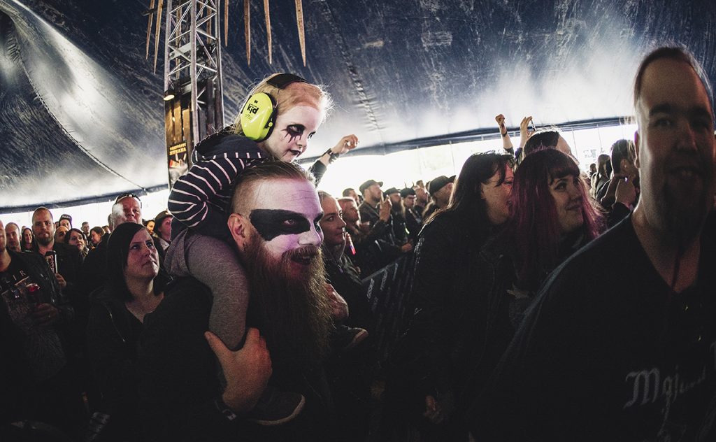 Família unida em show de Heavy Metal na Finlândia. 